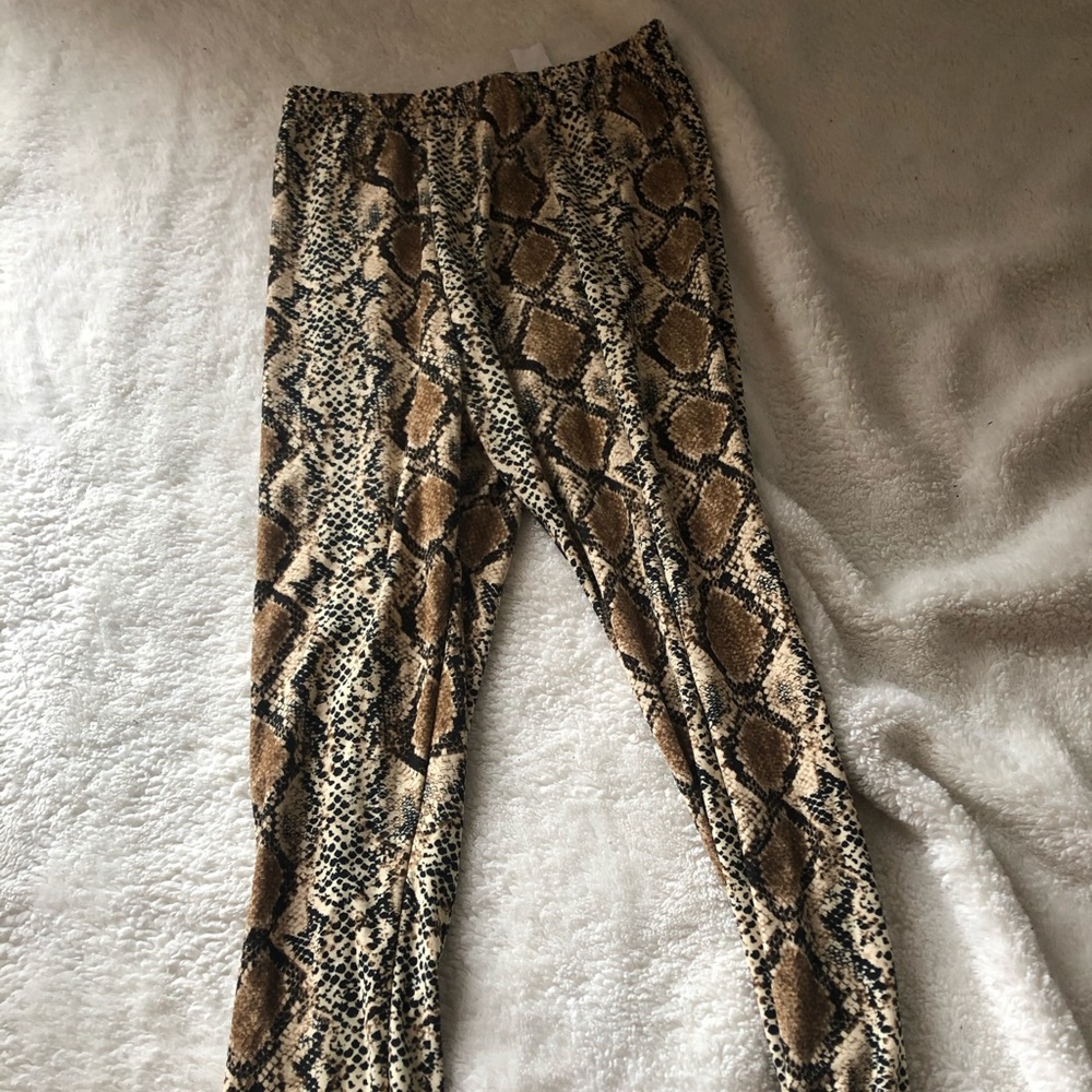 Snake print leggings